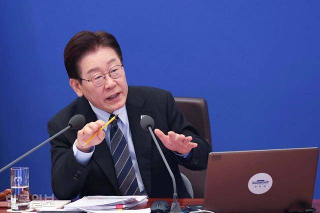 이재명 대통령이 6일 오전 청와대에서 열린 제14회 국무회의 겸 제4차 비상경제점검회의에서 발언하고 있다. 왕태석 선임기자