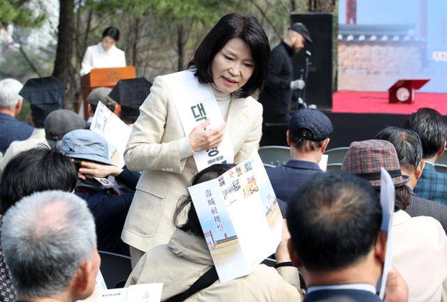국민의힘 대구시장 경선에서 컷오프(공천 배제)된 이진숙 전 방송통신위원장이 3일 오전 대구 수성구 노변동 사직단에서 열린 수성사직제를 찾아 시민과 인사하고 있다. 뉴스1
