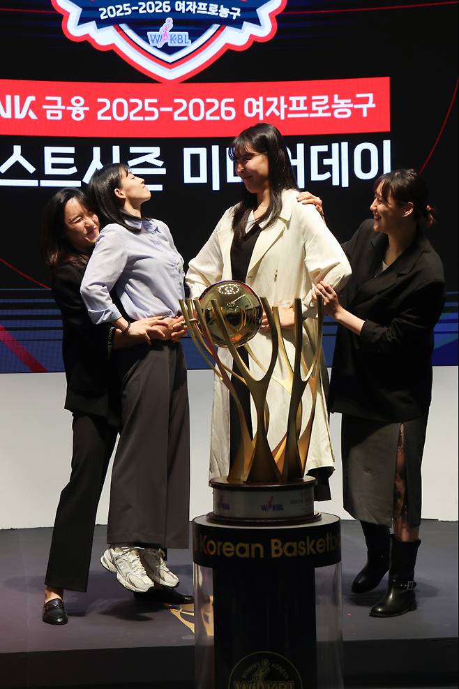 <yonhap photo-4766=""> KB-우리은행 '승리는 우리의 것' (서울=연합뉴스) 서대연 기자 = 6일 서울 용산구 서울드래곤시티 랑데부홀에서 열린 2025~56 여자프로농구 포스트시즌 미디어데이 행사에서 KB스타즈와 우리은행 선수들이 기념사진을 찍고 있다. 왼쪽부터 우리은행 김단비, 강계리, KB스타즈 박지수, 강이슬. 2026.4.6 dwise@yna.co.kr/2026-04-06 18:16:21/ <저작권자 ⓒ 1980~2026 ㈜연합뉴스. 무단 전재 재배포 금지, AI 학습 및 활용 금지></yonhap>