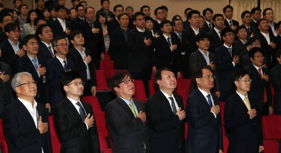 2018년 1월 윤석열 당시 서울중앙지검장(왼쪽 네 번째)이 서울 서초구 서울중앙지방검찰청에서 열린 시무식에 참석해 국민의례를 하고 있다. 중앙포토