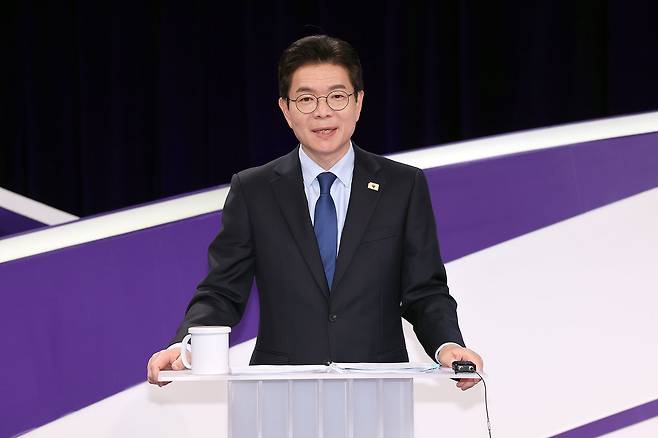 정원오 더불어민주당 서울시장 예비후보가 지난달 31일 서울 마포구 상암동 MBC 신사옥에서 열린 더불어민주당 서울시장 후보자 본경선 합동토론회에서 토론 준비를 하고 있다. 뉴스1