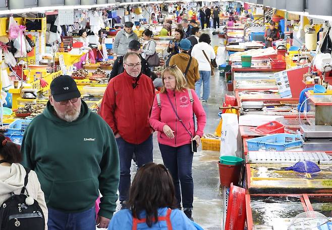 8일 부산 원도심 중 한 곳인 중구 자갈치시장을 방문해 신선한 생선등을 구경하고 있는 외국인 관광객들 모습. 송봉근 객원기자