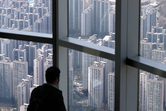 서울 롯데월드타워에서 바라본 아파트 단지. 뉴스1