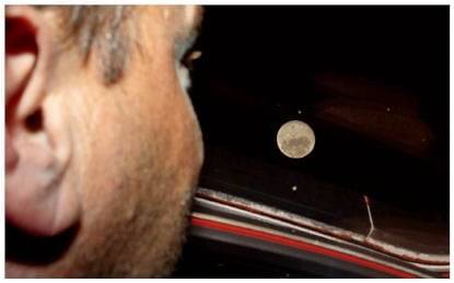 < 더 가까이…황홀한 moon > 지휘관인 리드 와이즈먼이 오리온 우주선 창문으로 달을 바라보고 있다. NASA 제공