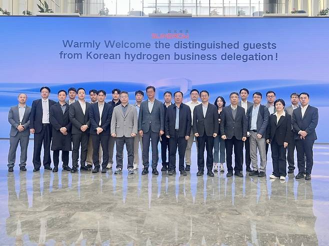 한국수소연합과 포스코홀딩스, 포스코, 에어리퀴드, 효성중공업, SK이노베이션E&S, 현대자동차 관계자들이 중국 안후이성 허페이시에 위치한 인버터·전해조 기업 선그로우 본사를 방문했다.