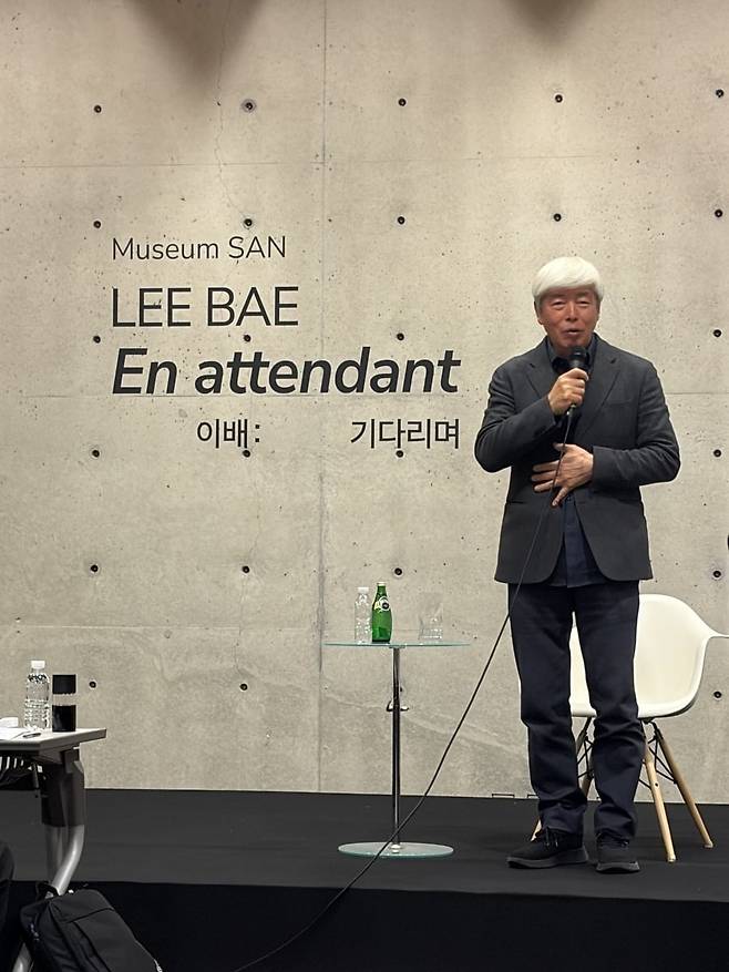 지난 6일 강원도 원주시 뮤지엄 산에서 전시 개최 소회를 밝히는 이배 작가. /강은영