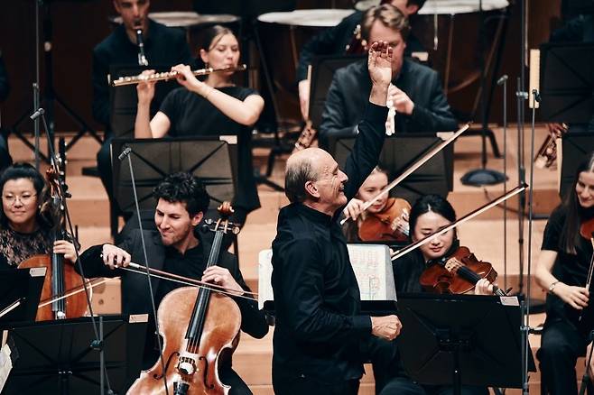 베르비에 페스티벌 체임버 오케스트라를 이끈 지휘자 타카치-너지. 그가 악보에 직접 형광펜 등으로 표시해둔 악보가 눈에 띤다. ⓒSeoul Arts Center