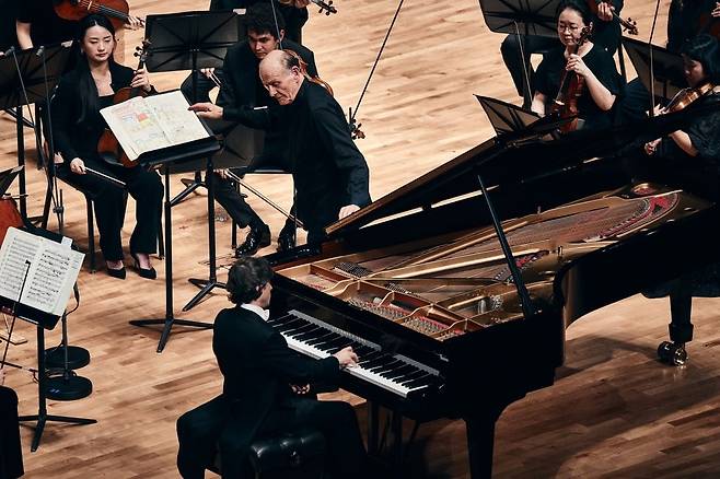 지휘자 타카치-너지가 이끄는 베르비에 페스티벌 체임버 오케스트라와 협연한 피아니스트 라파우 블레하츠. ⓒSeoul Arts Center