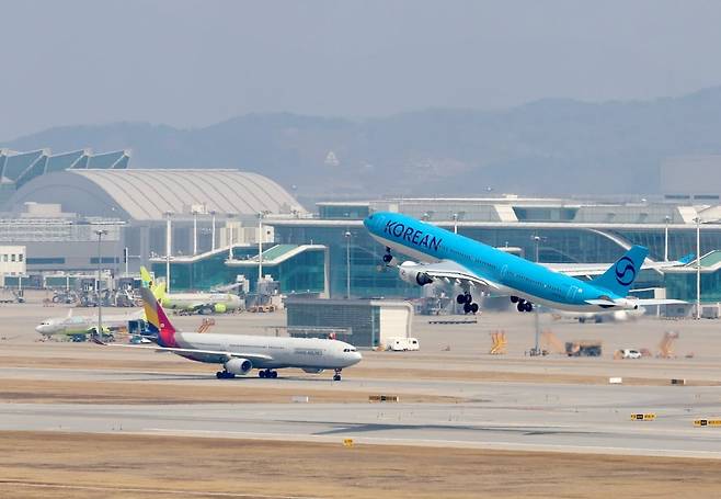 중동발 고유가 여파로 유류할증료가 급등하는 가운데 23일 인천국제공항에서 비행기가 이륙하고 있다./2026.3.23 사진=한경 문경덕 기자