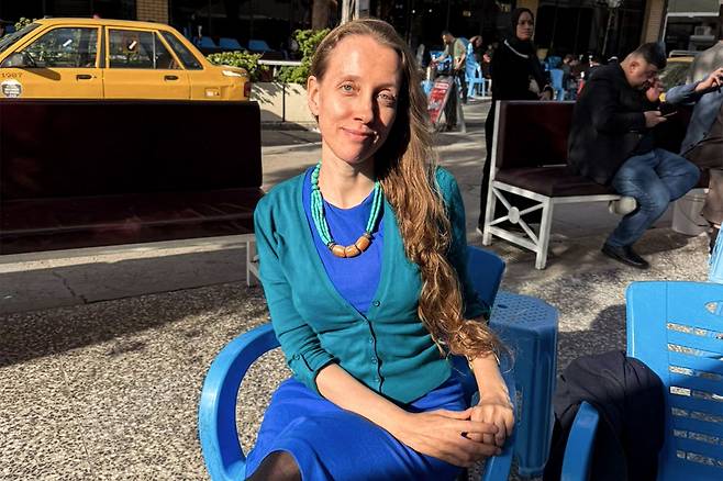 미국 국적의 프리랜서 기자 셸리 키틀슨이 지난달 31일(현지시간) 바그다드에서 사진 촬영을 위해 포즈를 취하고 있다. AFP연합뉴스