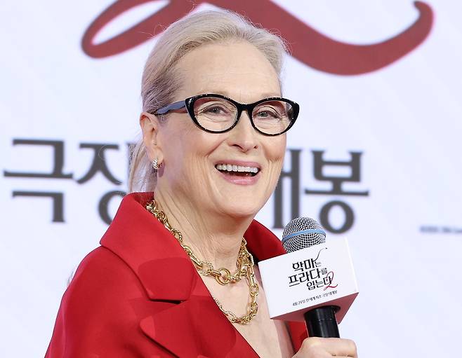 영화 <악마는 프라다를 입는다 2> 기자간담회가 열린 8일 서울 종로구 포시즌스호텔에서 배우 메릴 스트리프가 질문에 답하고 있다. 연합뉴스