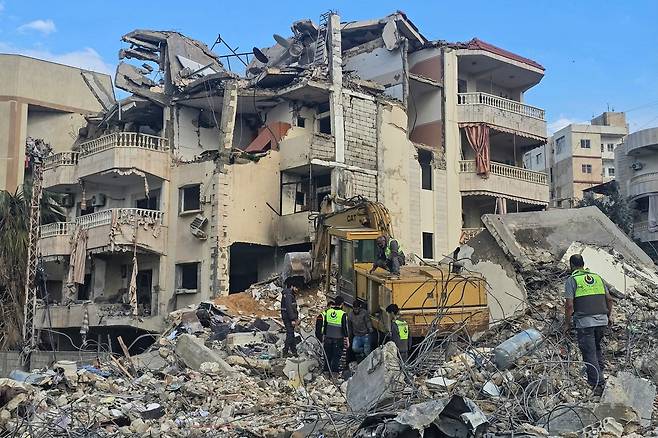 구조대원들이 8일 이스라엘이 공습한 레바논 남부 도시 티르에서 구조 작업을 하고 있다. AFP연합뉴스