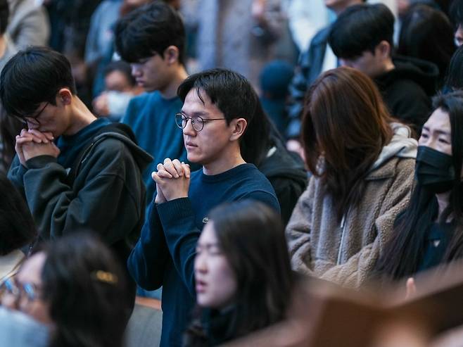 특별새벽부흥회 참석자가 8일 서울 서초구 사랑의교회에서 두 손을 모으고 기도하고 있다. 교회 제공