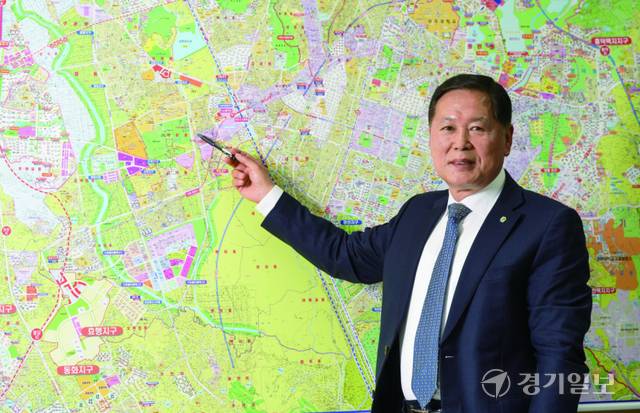 이영인 수원도시공사 사장이 탑동 이노베이션밸리에 대해 설명하고 있다. 홍기웅기자