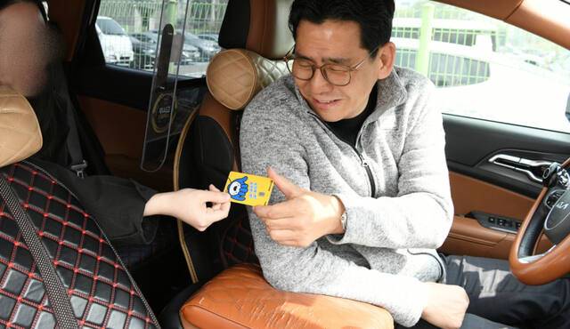 부천 시민이 부천페이로 개인택시 요금을 결제하고 있다. 부천시 제공