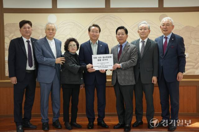 유정복 인천시장이 8일 시청 접견실에서 인천국제공항 통합 반대와 공공기관 이전 저지 인천 사수 범시민운동본부로부터 동참 요구서를 전달 받은 뒤 관계자들과 기념사진을 촬영하고 있다. 이병기기자