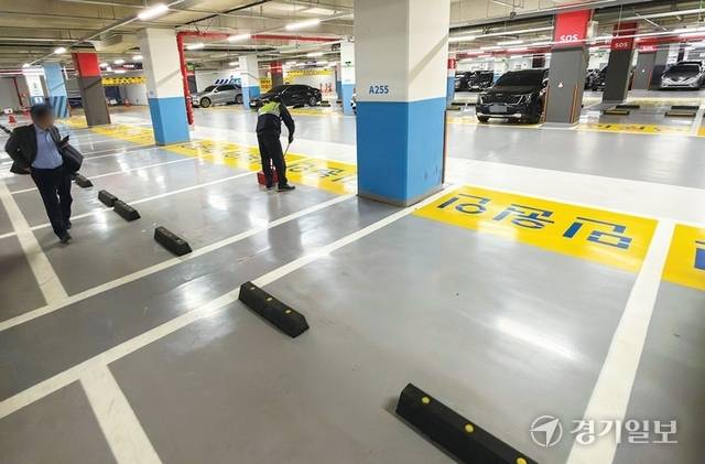 공공기관 승용차 2부제 시행 첫날인 8일 오전 평소 주차난이 심했던 경기융합타운 지하주차장은 차량이 크게 줄어들어 한산한 모습을 보이고 있다. 조주현기자