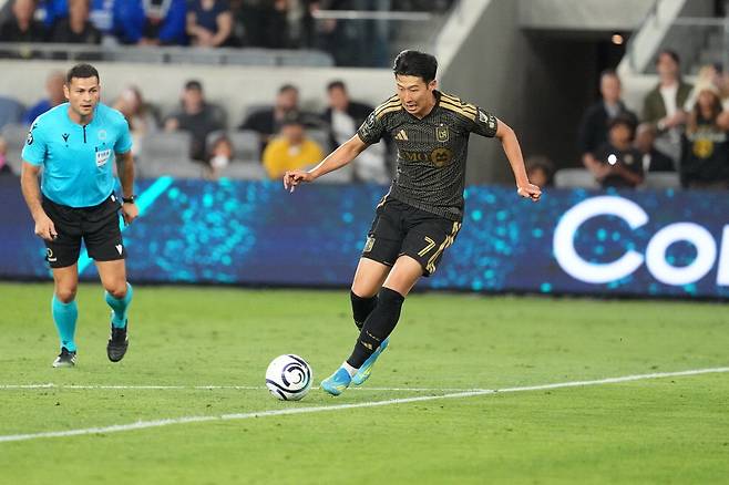LAFC의 손흥민이 크루스 아술을 상대로 드리블을 시도하고 있다. 로이터연합뉴스