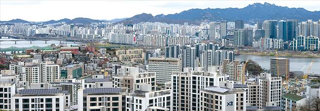 달마사에서 내려다본 서울 동작구 흑석뉴타운. 3구역 ‘흑석자이’ 뒤로 11구역 ‘흑석써밋더힐(가칭)’이 공사 중이다. (윤관식 기자)