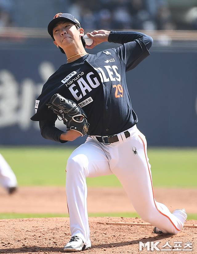 5일 서울 잠실야구장에서 ‘2026 프로야구’ 한화 이글스와 두산 베어스의 경기가 열렸다. 한화 황준서가 역투하고 있다. 사진(잠실 서울)=천정환 기자