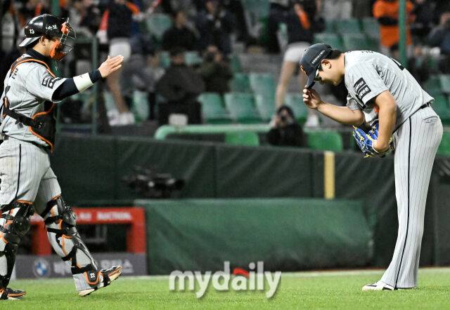 7일 오후 인천 SSG랜더스필드에서 진행된 '2026 프로야구 KBO리그' SSG랜더스와 한화 이글스의 경기. 한화 김서현이 6-2로 승리한 뒤 인사를 하고 있다./인천 = 송일섭 기자
