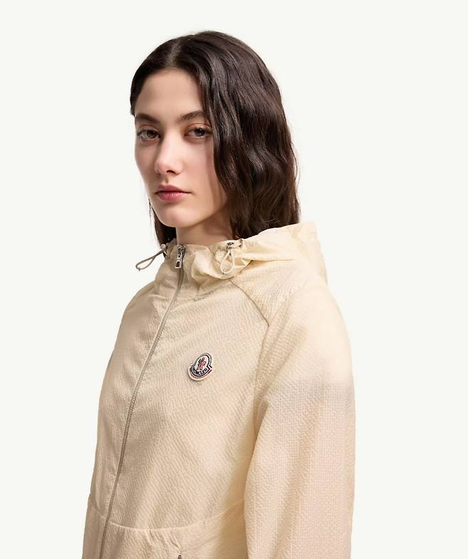 Edasic(에다식) 후드 재킷은 가볍고 편안한 착용감으로 봄 시즌 활동적인 라이프스타일에 잘 어울린다. 몽클레르 제공