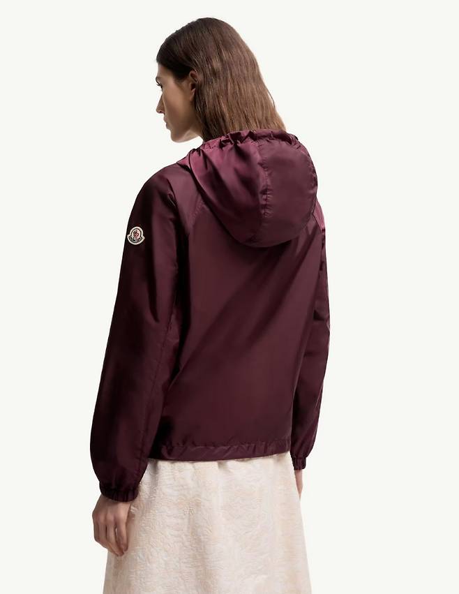Coquelicot(코클리코) 재킷은 나일론 테크닉 소재의 실크처럼 부드러운 마감과 탁월한 발수 기능을 앞세운 아이템이다. 몽클레르 제공