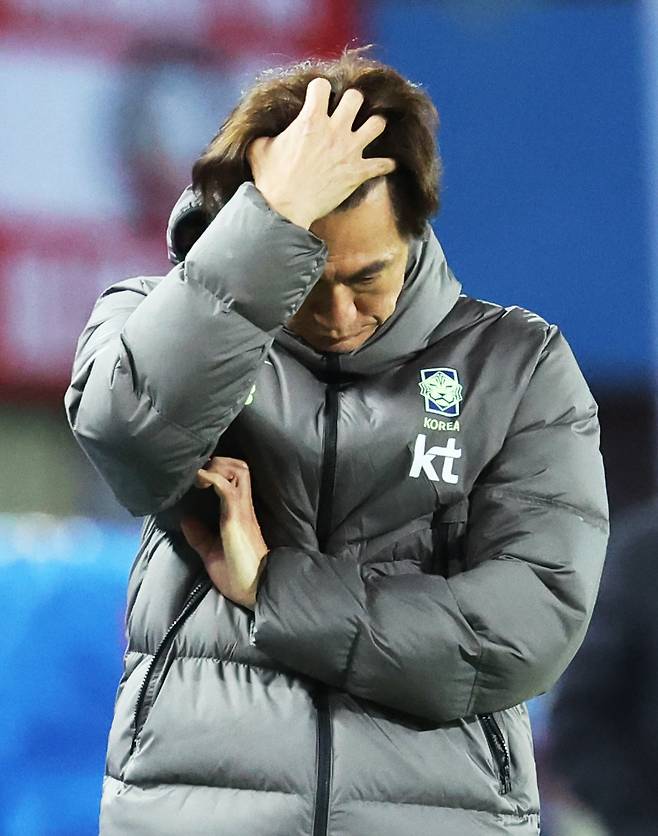 홍명보 대한민국 축구 국가대표팀 감독이 31일(현지시간) 오스트리아 빈 에른스트 하펠 스타디움에서 열린 오스트리아와 평가전에서 계속되는 득점 실패에 아쉬워하고 있다. 빈=연합