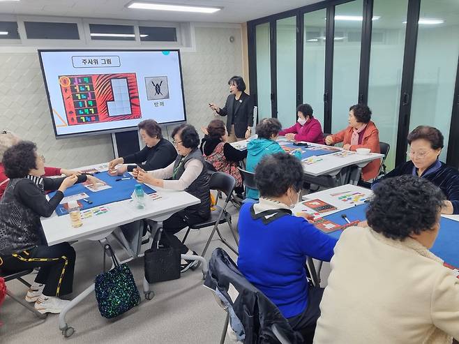 7일 대전 대덕구 증리종합사회복지관의 돌봄건강학교에서 어르신들이 퍼즐 맞추기 놀이를 하고 있다.