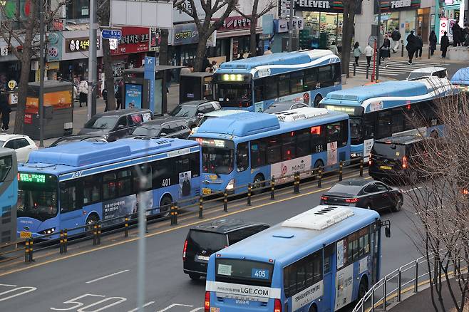 서울역 인근 버스정류장에서 줄지어 버스들이 이동하고 있다. 사진은 기사 내용과 무관. 연합뉴스