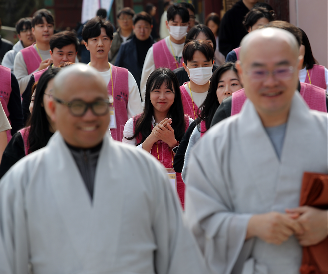 대한불교조계종 사회복지재단이 30대 미혼 남녀 20명을 대상으로 6일 인천 강화군 소재 전등사에서 실시한 1박2일 일정의 템플스테이 ‘나는 절로’에서 남녀 참가자들이 스님들과 이동하고 있다. 2024.4.7 연합뉴스