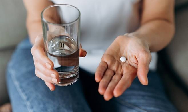 당뇨병 치료제 메트포르민 알약과 물컵을 든 모습. 기사 내용과 직접 관련 없는 자료사진. 123RF