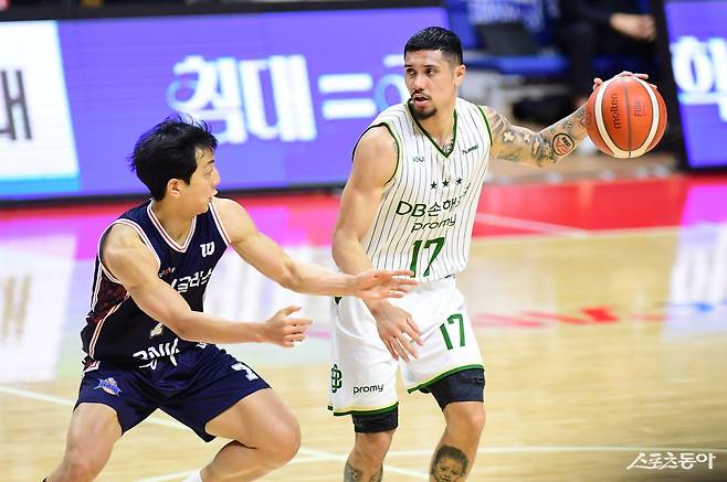 지난해 12월 6일 부산 사직체육관서 열린 정규리그 2라운드 경기에서 맞대결을 펼치는 KCC 허훈(왼쪽)과 DB 이선 알바노(오른쪽). 둘은 8일 같은 장소에서 펼쳐지는 정규리그 최종전서 어시스트 부문 1위를 놓고 재격돌한다. 사진제공|KBL