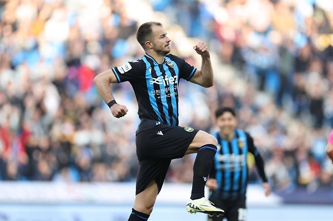 인천 무고사가 5일 인천축구전용경기장에서 열린 김천과 K리그1 6라운드 홈경기서 득점포를 가동한 뒤 환호하고 있다. 사진제공|한국프로축구연맹