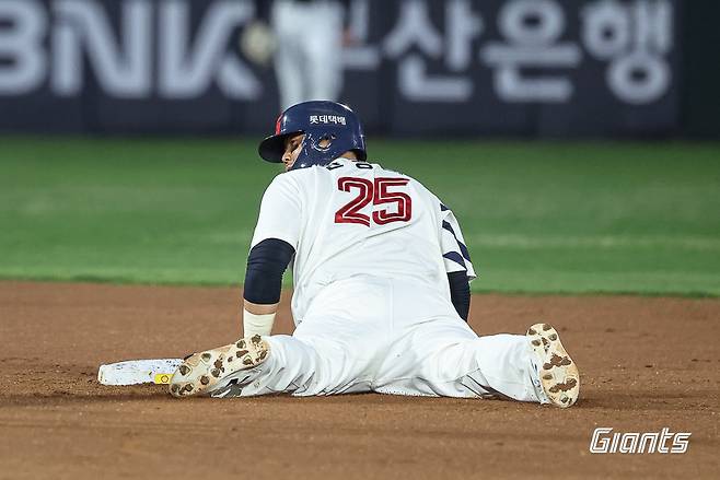 롯데 한동희가 8일 사직구장서 열린 KT전서 2루를 훔치고 있다. 사진제공|롯데 자이언츠