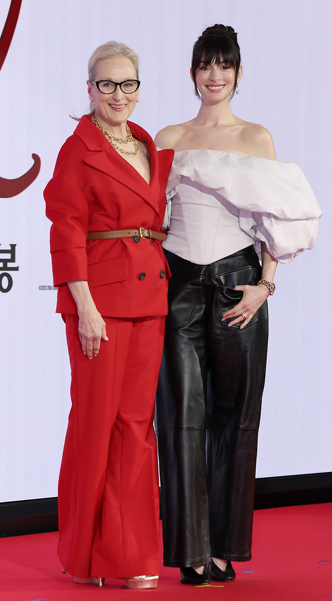 영화 ‘악마는 프라다를 입는다 2’ 기자간담회가 열린 8일 서울 종로구 포시즌스호텔에서 배우 메릴 스트립(왼쪽)과 앤 해서웨이가 포즈를 취하고 있다. 사진 연합뉴스