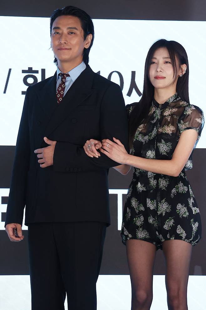 배우 주지훈, 하지원이 10일 서울 구로구 더세인트에서 열린 ENA 드라마 ‘클라이맥스’ 제작발표회에서 포즈를 취하고 있다. 연합뉴스