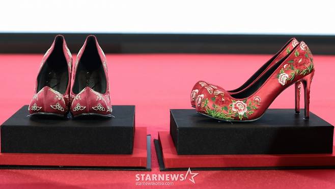 (서울=뉴스1) 권현진 기자 = 8일 서울 종로구 포시즌스 호텔 서울에서 열린 영화 '악마는 프라다를 입는다 2'(감독 데이빗 프랭클) 내한 기자간담회에서 배우 메릴 스트립과 앤 해서웨이(오른쪽)가 선물 받은 꽃신이 놓여 있다. ‘악마는 프라다를 입는다 2’는 전설적인 패션 매거진 런웨이의 편집장 미란다(메릴 스트립 분)와 20년 만에 기획 에디터로 돌아온 앤디(앤 해서웨이 분)가 럭셔리 브랜드의 임원이 된 에밀리(에밀리 블런트 분)와 재회하고, 완전히 달라진 미디어 환경 속에서 다시 한 번 패션계의 주도권을 잡기 위해 모든 커리어를 거는 이야기다. 2026.4.8/뉴스1 Copyright (C) 뉴스1. All rights reserved. 무단 전재 및 재배포, AI학습 이용 금지. /사진=(서울=뉴스1) 권현진 기자