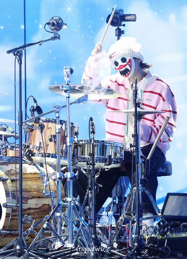 그룹 하츠웨이브 하기와가 8일 서울 마포구 문화비축기지에서 진행된 첫 번째 미니앨범 'The First Wave' 발매 기념 쇼케이스에서 멋진 무대를 선보이고 있다. /2026.04.08 /사진=김휘선 hwijpg@