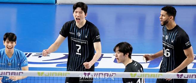 현대 허수봉이 8일 천안유관순체육관에서 열린 진에어 2025-2026 V리그 챔피언결정전 대한항공과 현대캐피탈 4차전에서 득점한 후 환호하고 있다. /사진=강영조 선임기자