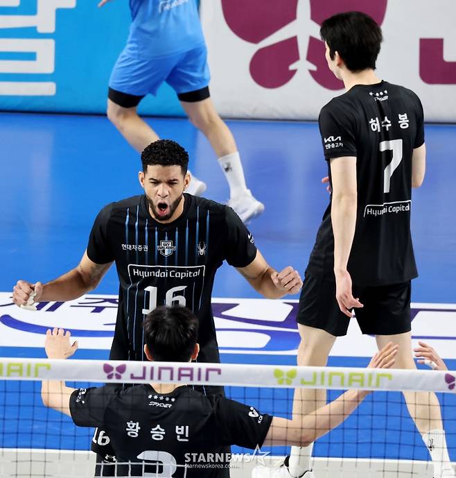 현대 레오가 8일 천안유관순체육관에서 열린 진에어 2025-2026 V리그 챔피언결정전 대한항공과 현대캐피탈 4차전에서 팀득점에 환호하고 있다. /사진=강영조 선임기자