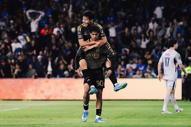 LAFC가 8일(한국시간) 미국 캘리포니아주 로스앤젤레스에 있는 BMO 스타디움에서 열린 크루스 아술(멕시코)과의 2026 북중미카리브해연맹(CONCACAF) 챔피언스컵 8강 1차전에서 손흥민의 결승 골을 앞세워 3-0 완승을 거뒀다. 이 대회 디펜딩 챔피언 크루스 아술을 상대로 LAFC는 빠르고 날카로운 역습을 무기로 골망을 흔들며 4강 진출 가능성을 한껏 높였다. 손흥민은 레알 에스파냐(온두라스)와의 대회 1라운드 1차전 당시 페널티킥 득점 이후 기나긴 침묵을 11경기 만에 깨며 시즌 2호골을 터뜨렸다. 시즌 첫 필드골이기도 하다. LAFC