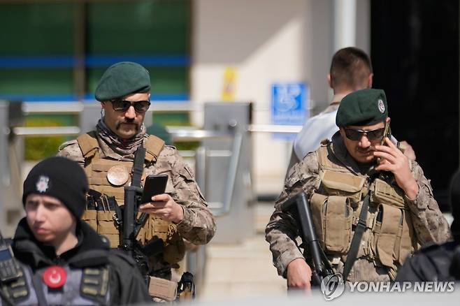 튀르키예 총격 현장 (이스탄불=AP 연합뉴스) 7일(현지시간) 낮 튀르키예 이스탄불 주재 이스라엘총영사관 부근 총격 현장에 경찰들이 배치됐다. 2026.4.8 photo@yna.co.kr