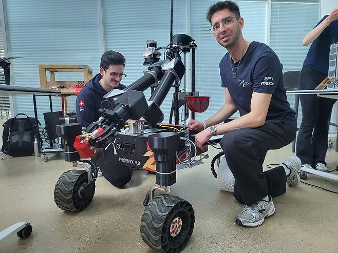 탐사 로봇 설명하는 스위스 대학생 (로잔=연합뉴스) 김지헌 기자 = 스위스 로잔연방공과대학교의 조반니 라니에리(오른쪽)가 탐사 로봇을 설명하고 있다. 2026.4.8
jk@yna.co.kr