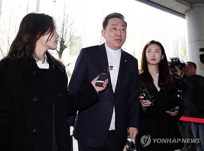 김병기 의원, 6차 소환 조사 (서울=연합뉴스) 이지은 기자 = 뇌물수수 의혹 등을 받는 무소속 김병기 의원이 8일 서울 마포구 서울경찰청 공공범죄수사대에 조사를 받기 위해 출석하고 있다. 2026.4.8 jieunlee@yna.co.kr