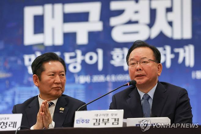 발언하는 민주당 김부겸 대구시장 후보 (대구=연합뉴스) 이동해 기자 = 더불어민주당 대구시장 후보인 김부겸 전 국무총리가 8일 대구 북구 인터불고 엑스코 호텔에서 열린 현장 최고위원회의에서 발언하고 있다. 2026.4.8 eastsea@yna.co.kr