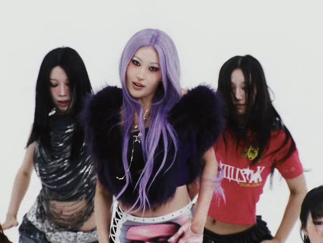 메이크업 아티스트 이사배가 솔로 아티스트 선미의 비주얼에 청하가 떠오르는 청아한 음색을 자랑해 모두를 놀라게 만들었다.
사진=메이크업 아티스트 이사배 싱글 'SPECTRUM'(스펙트럼) MV 캡처