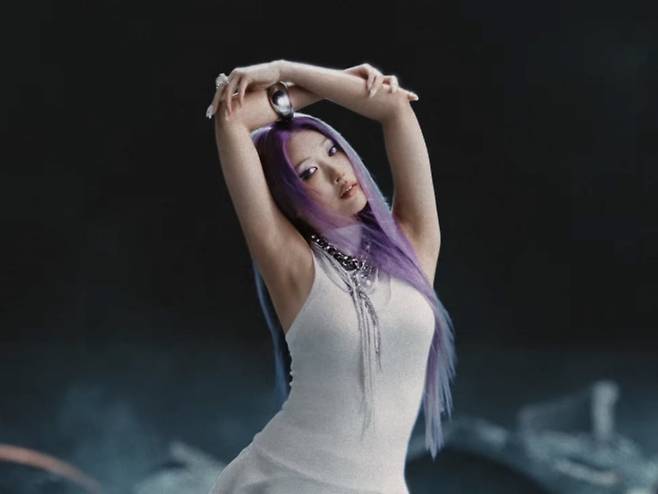 메이크업 아티스트 이사배가 솔로 아티스트 선미의 비주얼에 청하가 떠오르는 청아한 음색을 자랑해 모두를 놀라게 만들었다.
사진=메이크업 아티스트 이사배 싱글 'SPECTRUM'(스펙트럼) MV 캡처