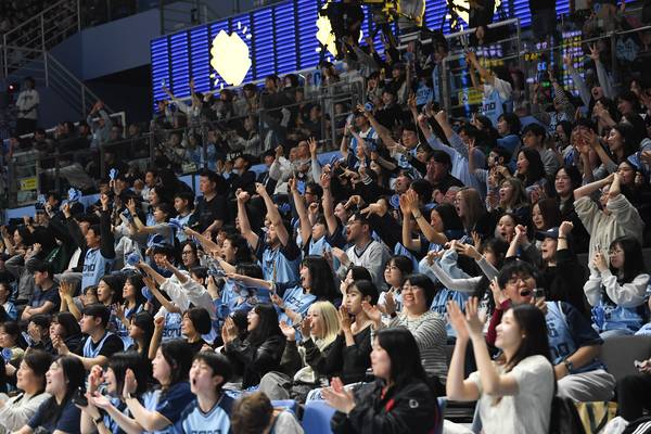 고양 소노 팬들이 지난 5일 열린 안양 정관장과의 경기에서 환호하고 있다. /KBL 제공