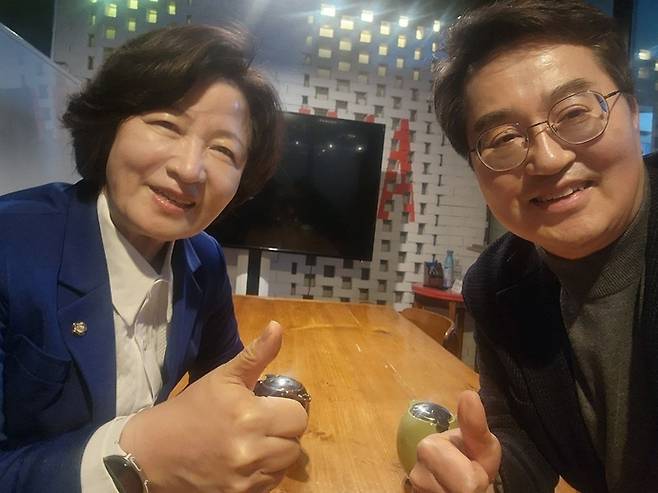 추미애 더불어민주당 경기도지사 후보가 9일 김동연 지사와 함께 여의도 모 식당에서 기념촬영하고 있다. 사진=추미애 의원 페이스북 갈무리